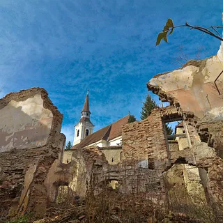 Blick auf die Kirche aus der Schule