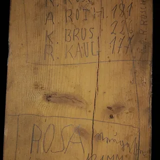 Inschriften am Windkanal auf dem Dachboden