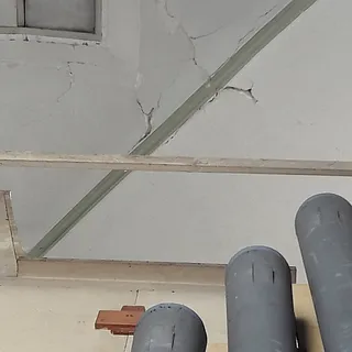 Risse an der Decke über der Orgel