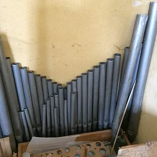 Teile des Pfeifenmaterials neben der Orgel