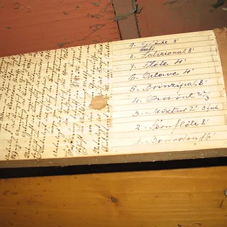 Inschrift in der Orgel