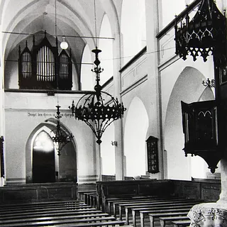Orgel im Raum (altes Foto)