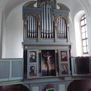 Gesamtansicht Altar udn Orgel nach der Innenrenovation März 2016