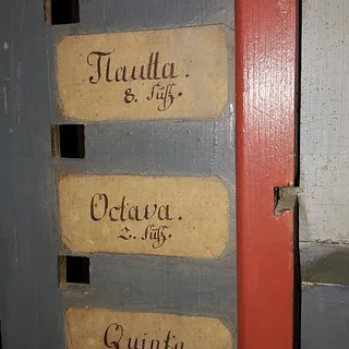Registerschilder (original?) auf der "Rückseite" der Orgel. Sie war in Streitfort hinterspieligl Die Spieltischanlage wurde beim Umziehen auf die Pospektseite gedreht.