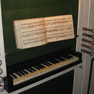 Restaurierter Spieltisch mit Kleinschenker Orgelbuch 1788