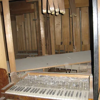 Orgel teilweise ausgebaut