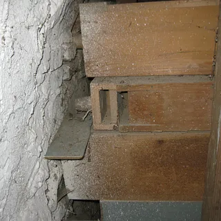 Orgelpfeifen im Turm gelagert