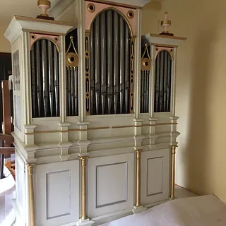 Orgel aus der Siechhofkirche nach ihrem Einbau im Betsaal / der Winterkirche (ohne Altartisch)