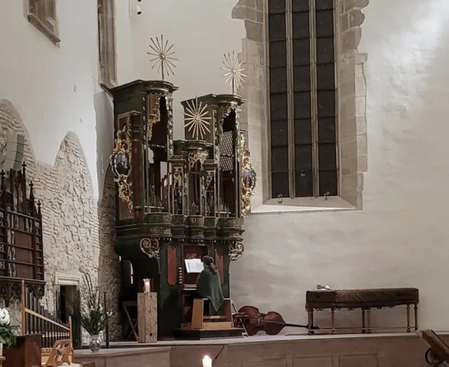 mit fehlendem Prospekt in der Stadtpfarrkirche