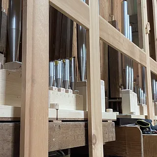 Die neugebauten, dem mutmasslichen Original nachempfundenen Pfeifen der Vox Humana haben am 5. Juni 2020 wieder ihren Platz in der Hahnbacher Orgel gefunden.