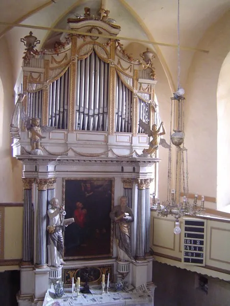 Altar und Orgel