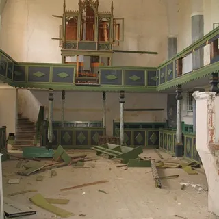 Orgelreste im Raum