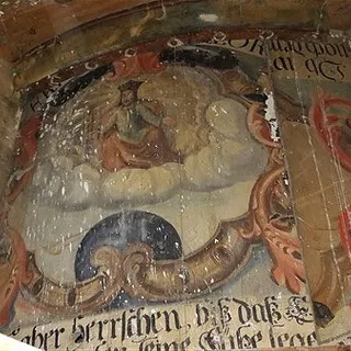 Alte Kanzel als Bruestung hinter der Orgel